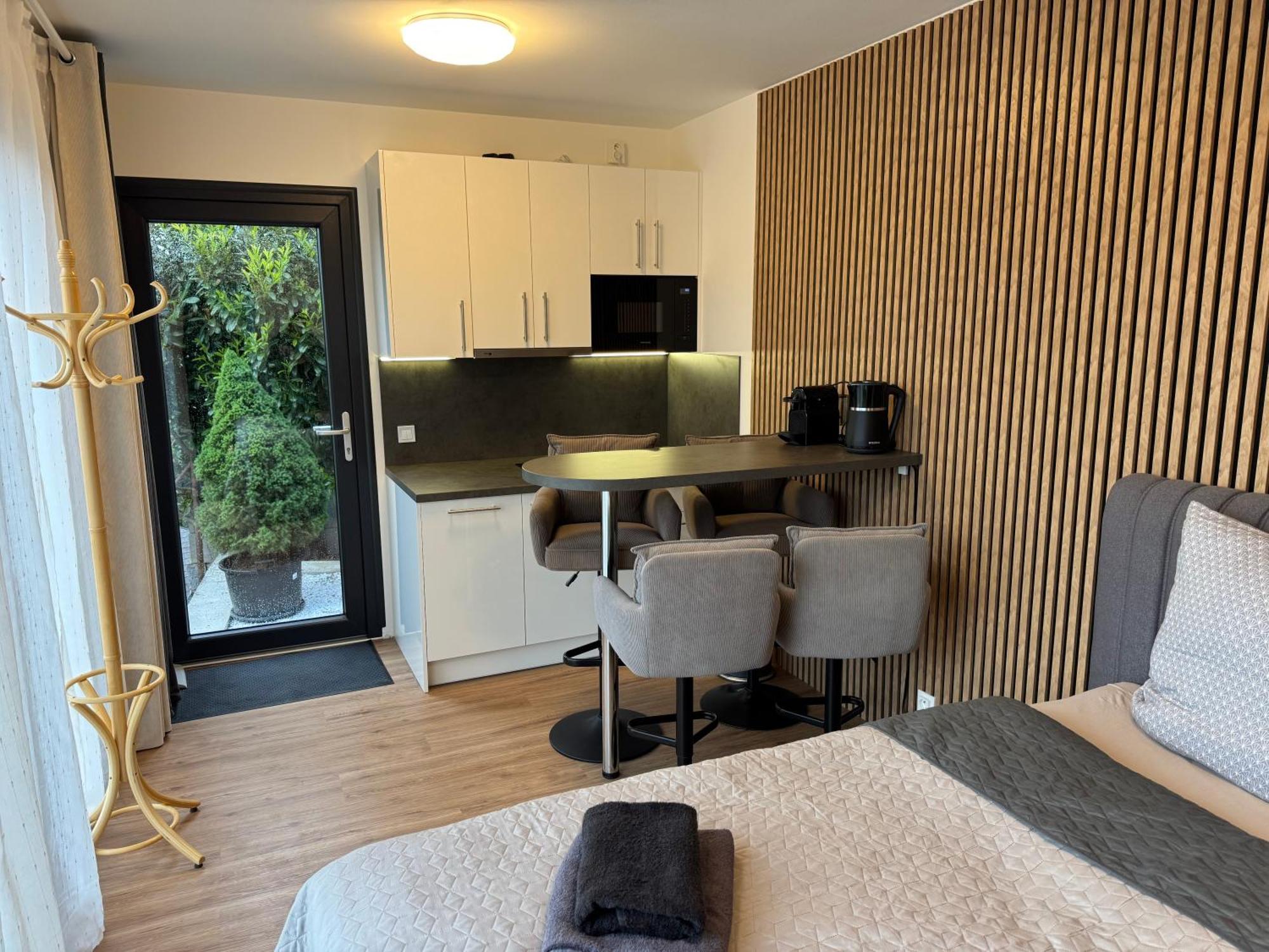 Airport Luxury Apartment & Spa 布拉格 外观 照片